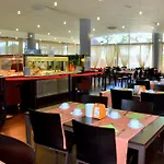 Bright White Flat In The Heart Of דירה