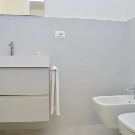 아파트 Bright White Flat In The Heart Of 비비오네