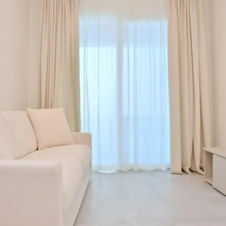 아파트 Bright White Flat In The Heart Of *
