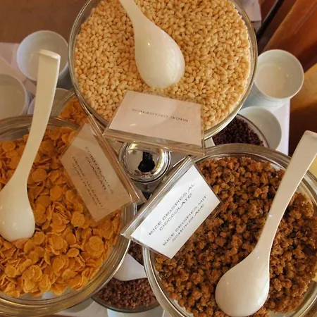 Bright White Flat In The Heart Of Lägenhet *