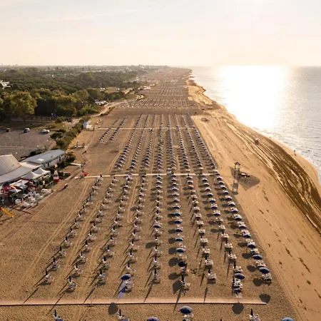 Bright And Coastal Flat In The Heart Of Bibione