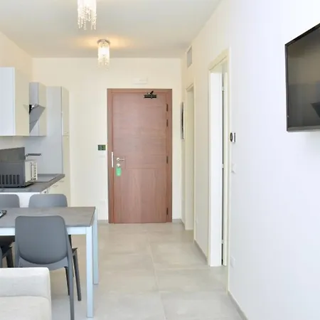 Bright And Coastal Flat In The Heart Of *